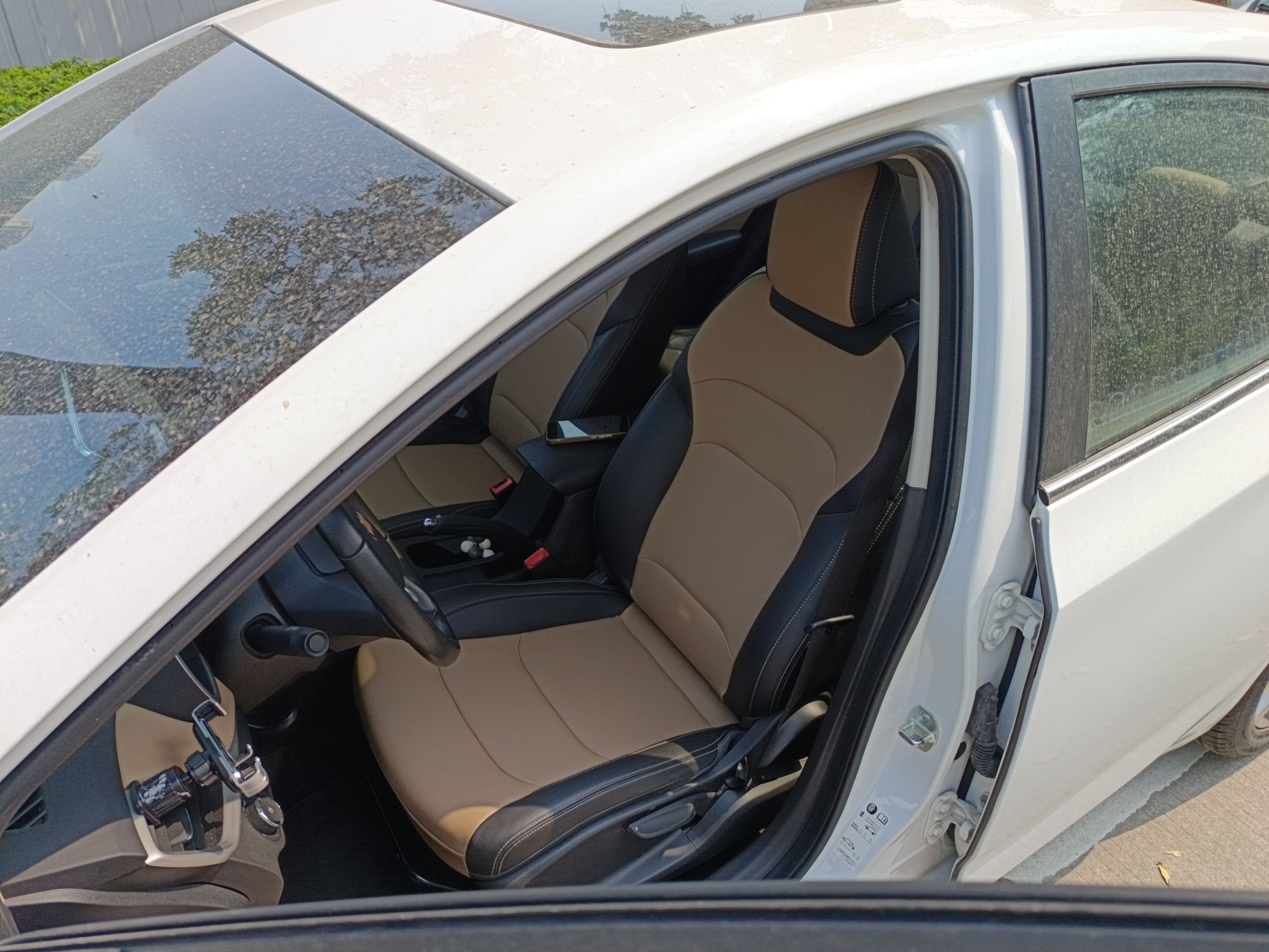 المقاعد الأمامية داخل السيارة