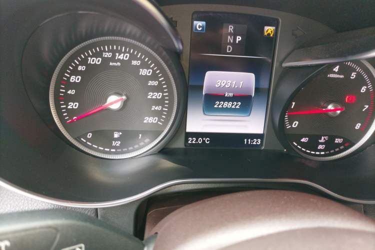 Used Mercedes-Benz GLC 2016 GLC 260 4MATIC Dynamic Edition Odometer Close Up