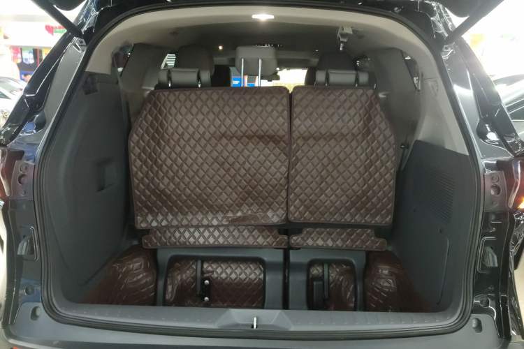 Used Toyota Granvia 2024 2.5L Hybrid Comfort Edition Trunk