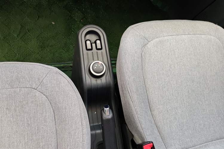 Used Wuling Hongguang MINIEV 2021 Macaron Fashion Edition Lithium-Ion Battery Gear Lever