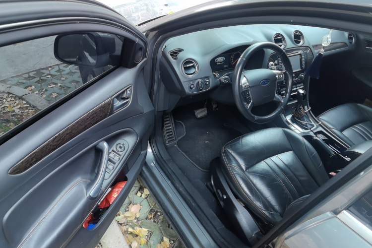 Used Ford Mondeo 2011 2.3L Luxury Model
