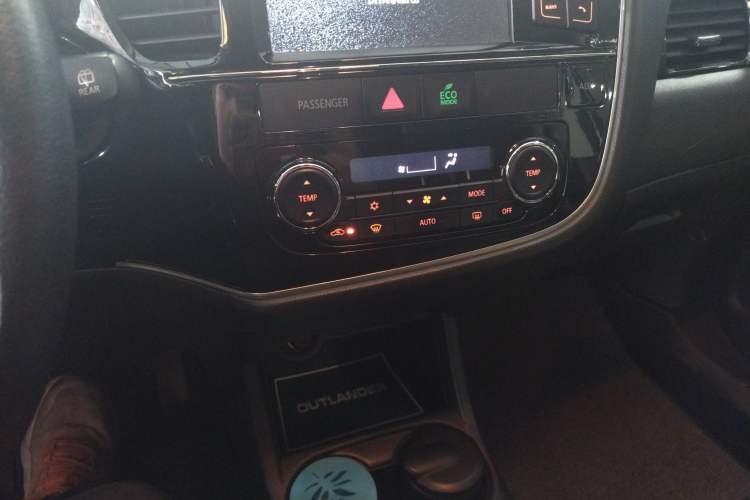 Used Mitsubishi Outlander 2016 2.4L 4x4 Elite Edition 5 Seats Audio And AC Panel