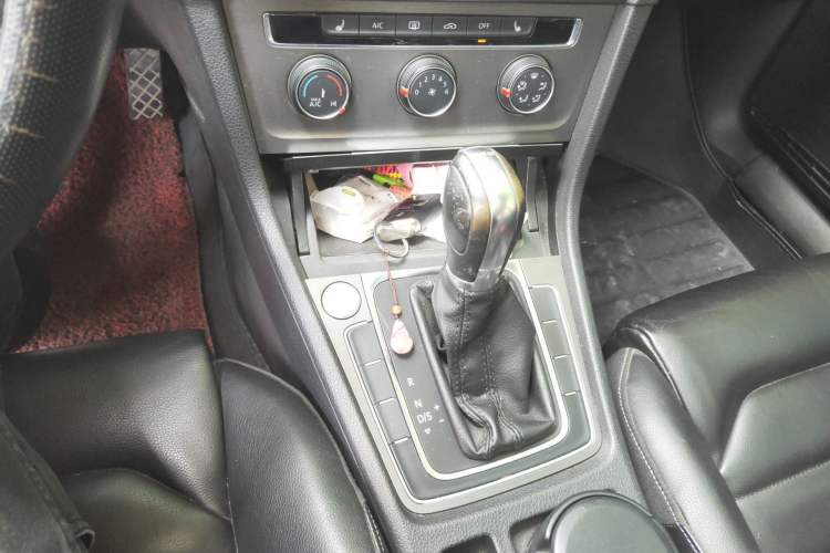 Used Volkswagen Golf 2016 230TSI Automatic Luxury Version Gear Lever