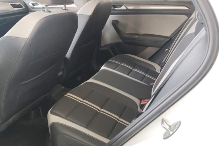 Used Volkswagen T-ROC 2025 Facelifted 300TSI DSG Two-Wheel-Drive Chen Guang Edition Left Rear Seat