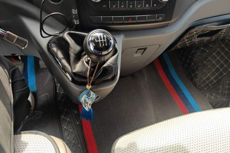 Used Foton Toano 2022 2.5T Manual Jixiang Multi-Function Short-Chassis Mid-Height with Dual Rear Tires 5/6/9-Seater D25TCIF1