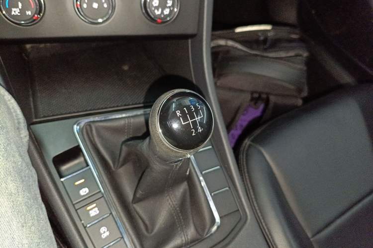 Used Volkswagen Bora 2021 1.5L Manual Fashion Smart Connect Edition Gear Lever