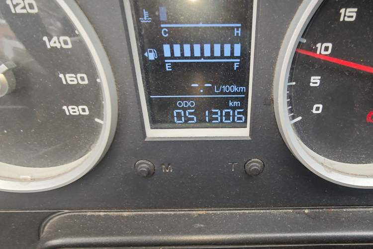 Used Iveco Daily 2020 2.5T A35 Passenger Van with Dual Tires Mid-Roof Design 5-9 Seater China V Emission Standard