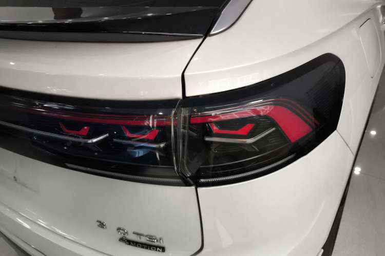 Used Volkswagen Tayron X 2023 Revised 380TSI Four-Wheel Drive Flagship Smart Edition Right Rear Taillight