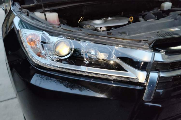 Used Toyota Highlander 2018 2.0T Four-Wheel Drive Prestige Version 7 Seats China VI Standard Right Front Headlight