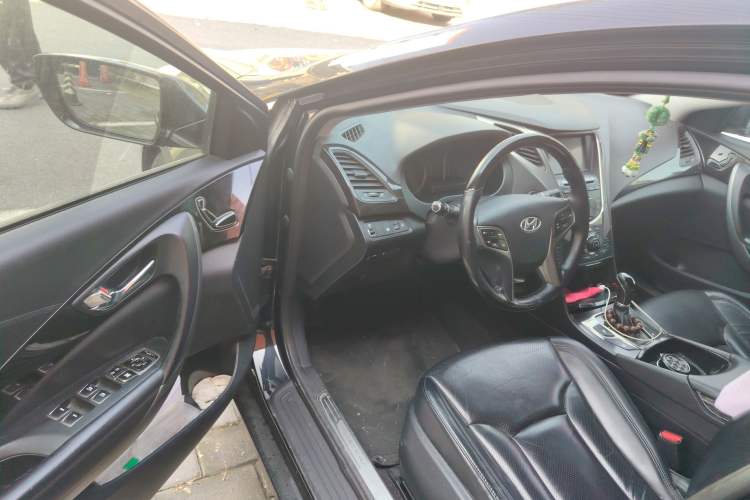 Used Hyundai Azera 2011 2.4L Luxury Model
