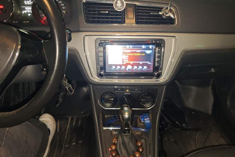 Used Volkswagen Lavida 2015 1.6L Automatic Comfort Edition Audio And AC Panel