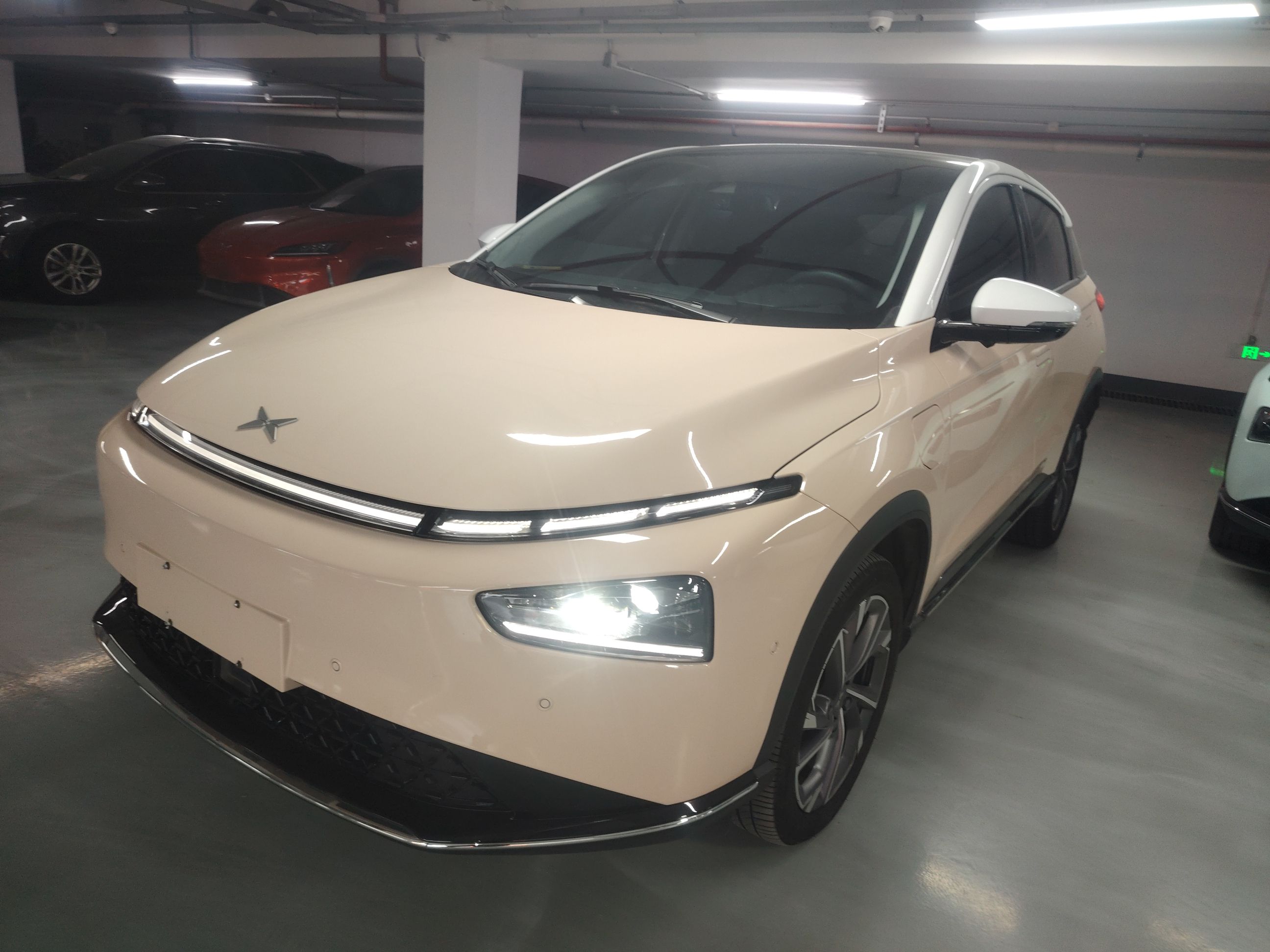 Под передней частью автомобиля