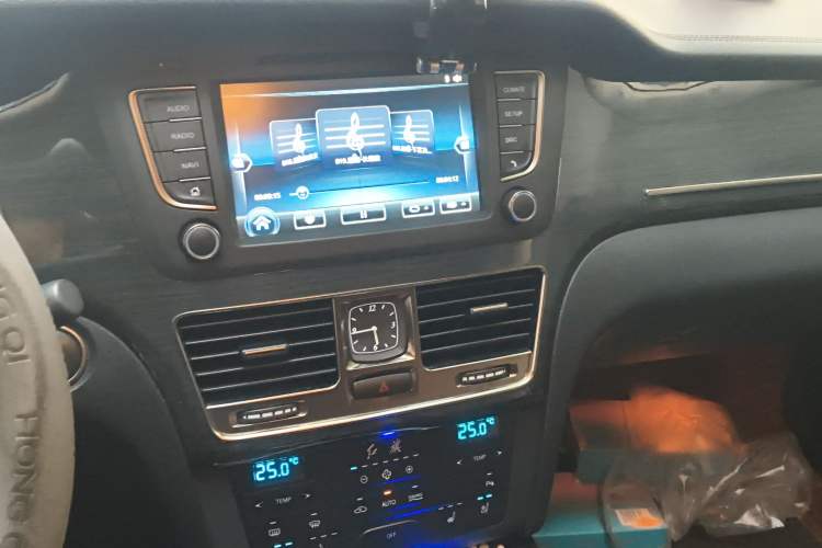 Used Hongqi H7 2018 2.0T Elite Edition Audio And AC Panel