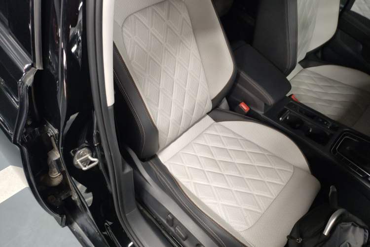 Used Volkswagen Magotan 2025 Revised Version Zhongxiang Edition 330TSI DSG Luxury Trim