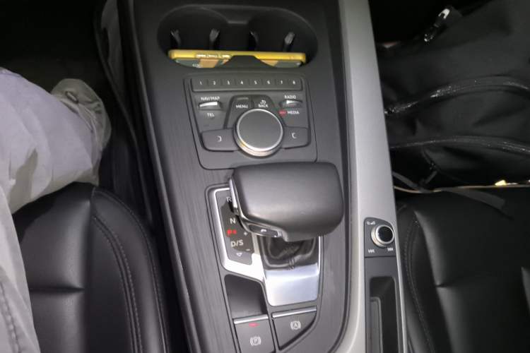 Used Audi A4L 2018 30th Anniversary Edition 40 TFSI Trendy Model Gear Lever