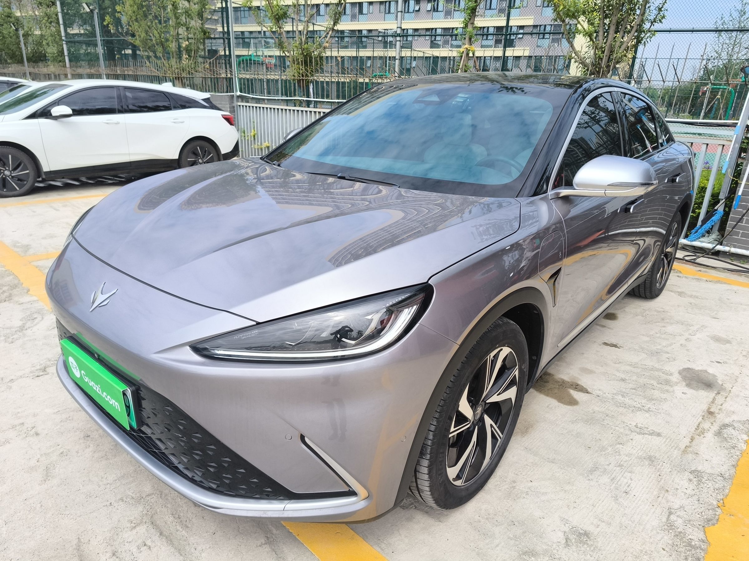 Под передней частью автомобиля