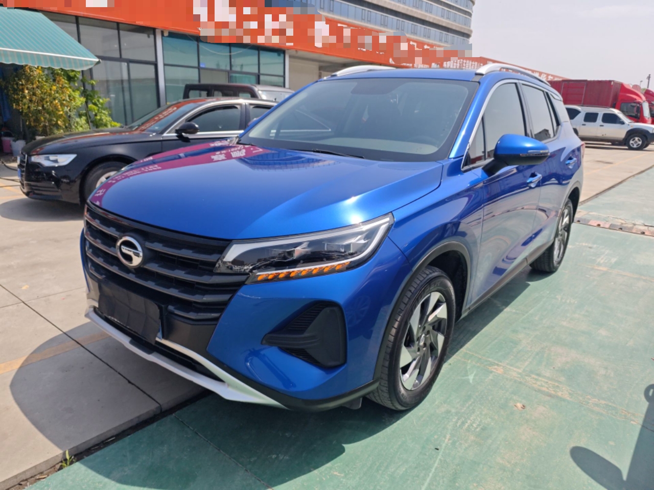 Под передней частью автомобиля