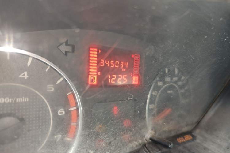 Used Wuling Rongguang 2014 1.5L S Standard Version Odometer Close Up