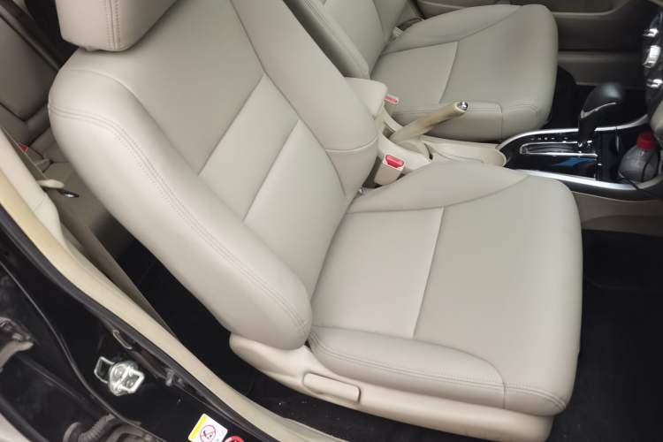 Used Honda Crider 2013 1.8L automatic luxury edition Right Front Seat