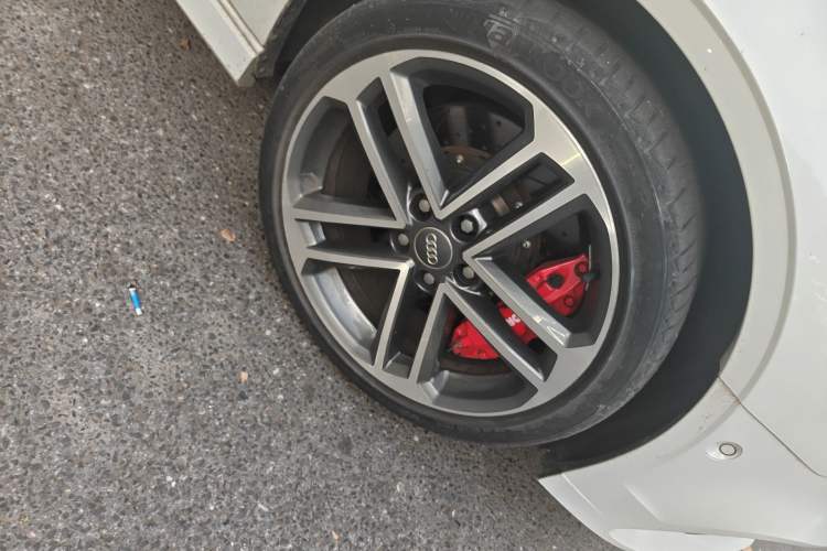 Used Audi A3 2017 Limousine 35 TFSI Sport Edition Right Front Wheel Hub