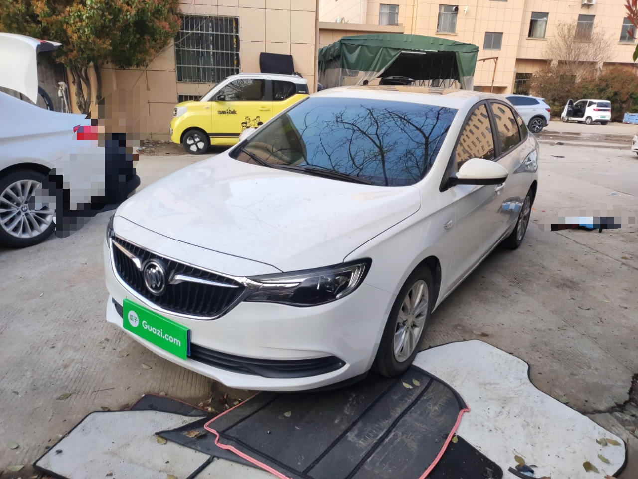 تحت مقدمة السيارة