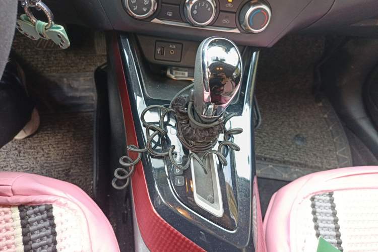 Used Nissan Lannia 2016 1.6L CVT Cool Edition Gear Lever
