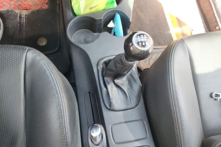 Used Kia Sportage 2013 2.0L Manual Two-Wheel Drive GLS Gear Lever