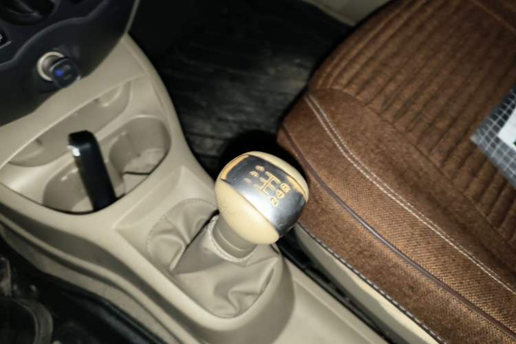 Used Nissan Livina 2013 1.6XE Manual Comfort Edition Gear Lever