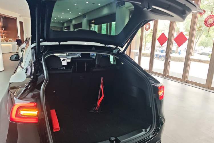 Used Tesla Model Y 2021 Long-Range All-Wheel-Drive Version
