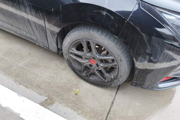 Used Dongfeng Aeolus Yixuan 2022 230T Automatic Adaptive-Beam Knight Edition Right Front Wheel Hub