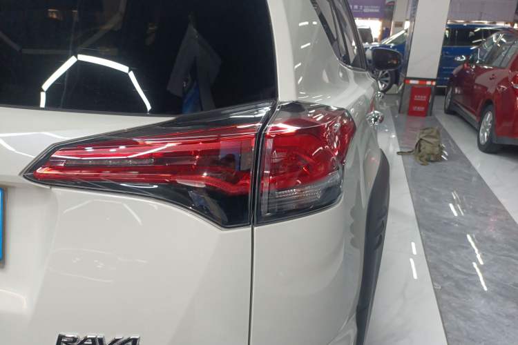 Used Toyota RAV4 2019 2.0L CVT Two-Wheel Drive Fashion X Limited Edition China V Standard
