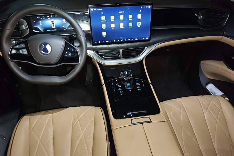 Used Denza D9 2024 DM-i 1050 Luxury Model