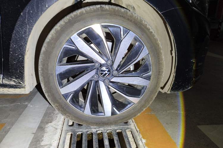 Used Volkswagen Passat 2024 330TSI Elite Edition Right Front Wheel Hub