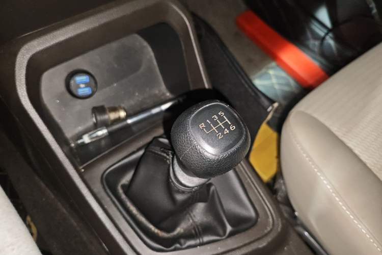 Used Wuling Hongguang V 2022 1.5L Jingqu Edition Enclosed-Window Vehicle with Electric Power Steering LAR
