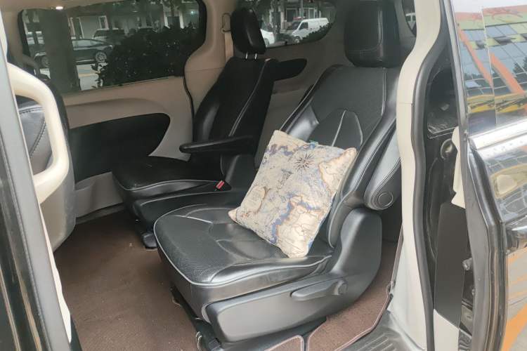 Used Chrysler Grand Voyager 2017 3.6L Premium Edition
