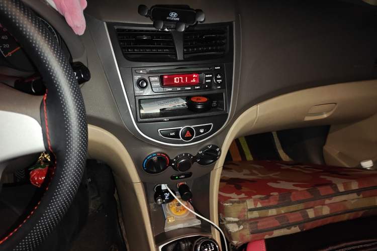 Used Hyundai Verna (older generation) 2010 Sedan 1.4L Manual Comfort GS Audio And AC Panel