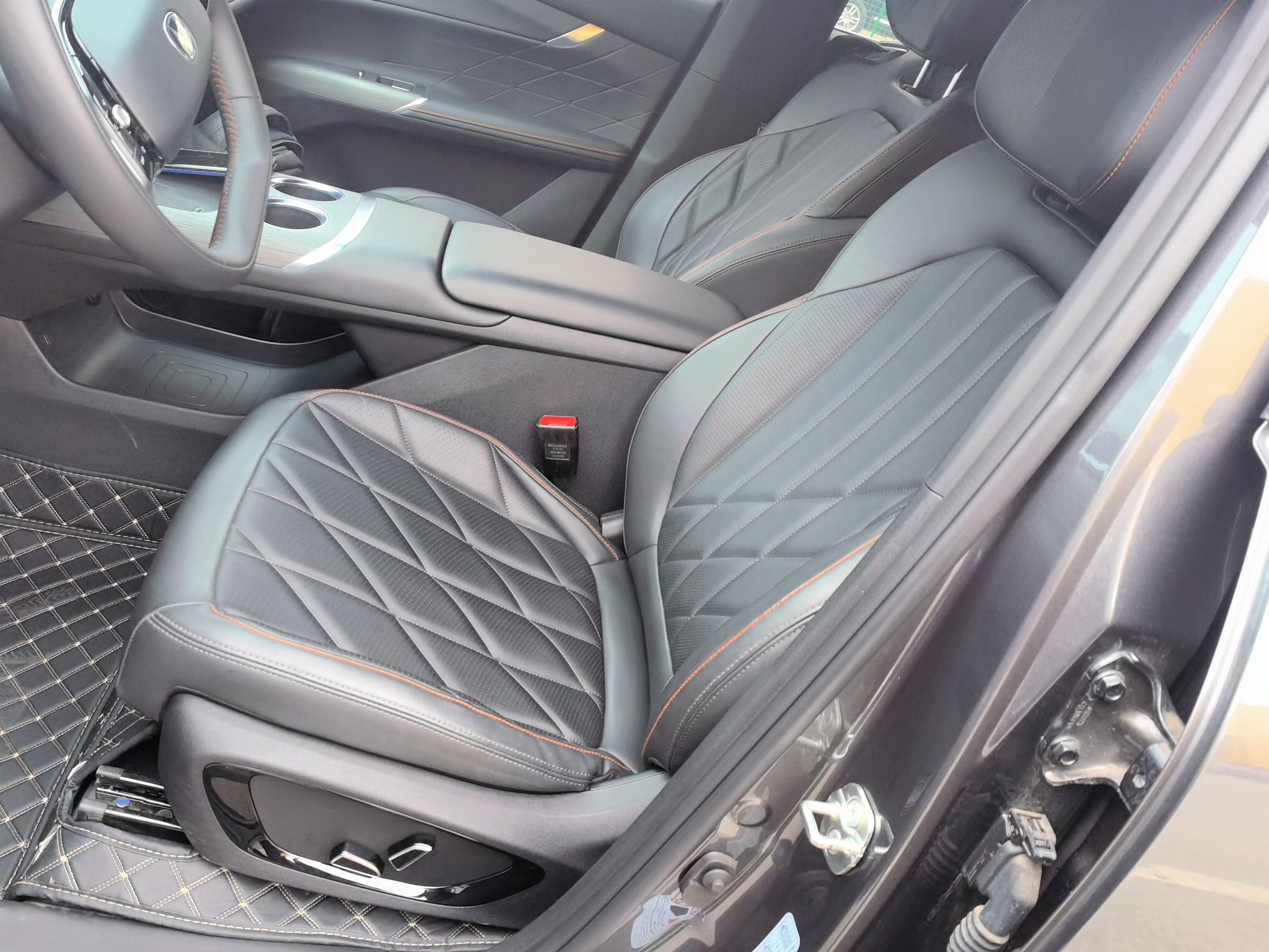 المقاعد الأمامية داخل السيارة