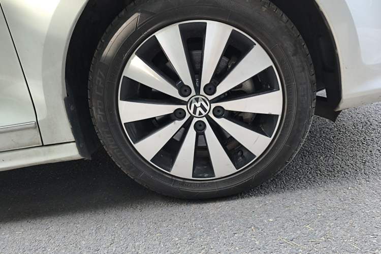 Used Volkswagen Sagitar 2015 230TSI Automatic Comfort Version Right Front Wheel Hub