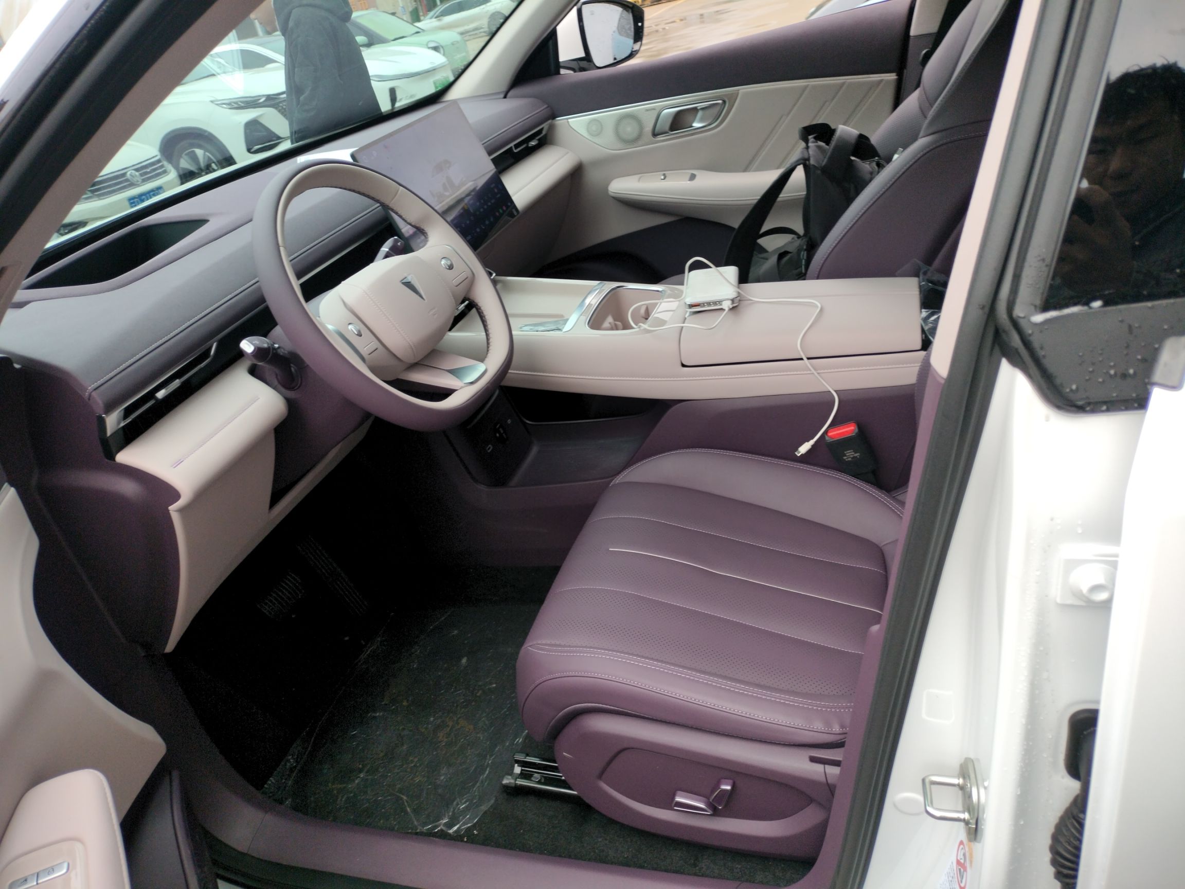 المقاعد الأمامية داخل السيارة