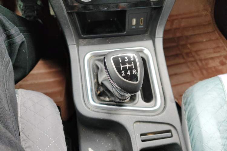 Used BAIC Weiwang M50F 2017 1.5L Comfort Edition Gear Lever