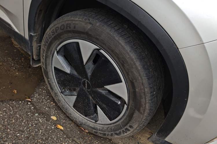 Used Dongfeng Aeolus L7 New Energy 2025 205 Ultra-Long Range Indulgence Version Right Front Wheel Hub