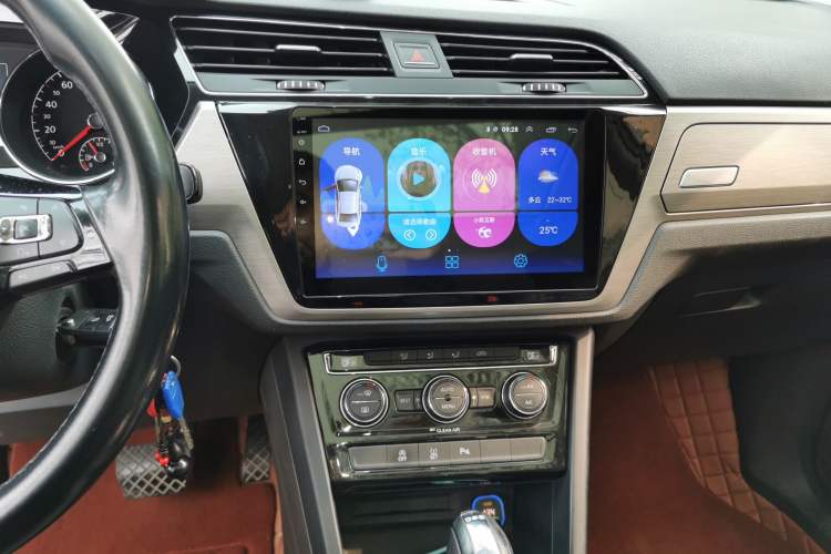 Used Volkswagen Touran 2016 Volkswagen Touran L 280TSI DSG Comfort Edition Audio And AC Panel