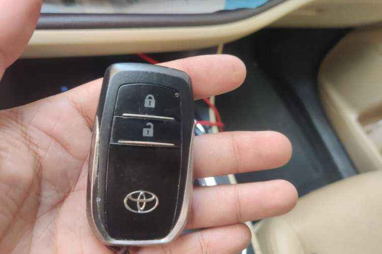 Used Toyota Highlander 2018 2.0T Four-Wheel Drive Luxury Version 7 Seats China VI Standard Vehicle Key