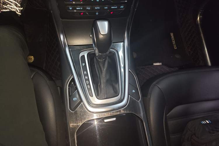 Used Ford Edge 2018 EcoBoost 245 Two-Wheel-Drive Titanium 7-Seater China VI Standard Gear Lever