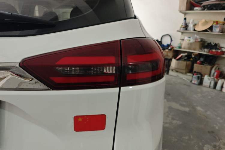Used Geely Auto Emgrand X7 Sport 2018 1.8TD Automatic Two-Wheel Drive Smart Connect 4G Internet Edition Right Rear Taillight