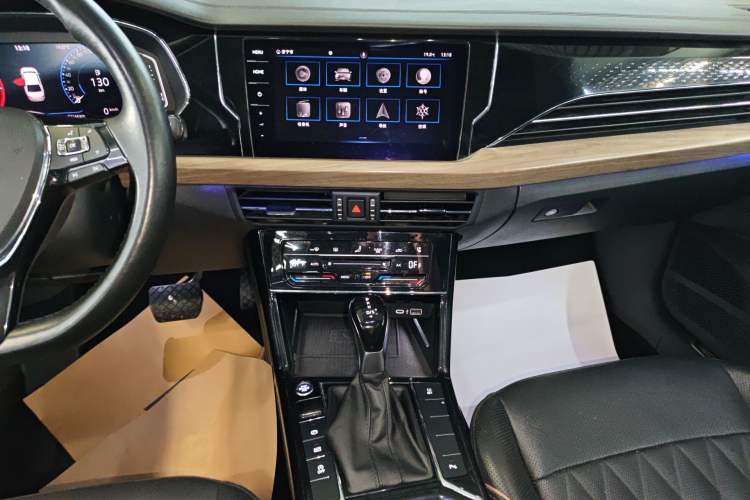 Used Volkswagen Passat 2020 Revised Version 330TSI Luxury Edition China VI Standard
