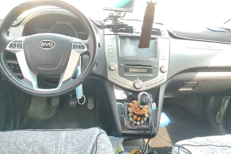 Used BYD S6 2014 2.0L Manual Luxury 5-Seater Center Console
