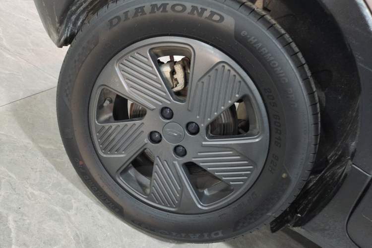 Used Geometry E Firefly 2024 401 km Fluorescent Exterior 5