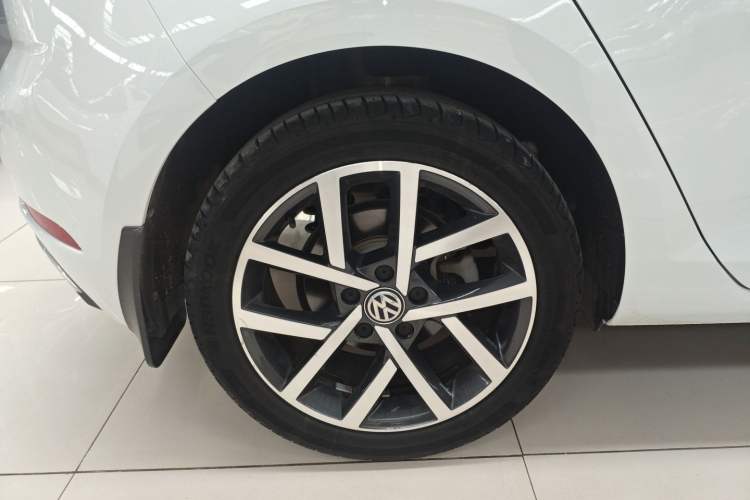 Used Volkswagen Golf 2020 Zhiai Edition 280TSI DSG Comfort Model Right Rear Wheel Hub