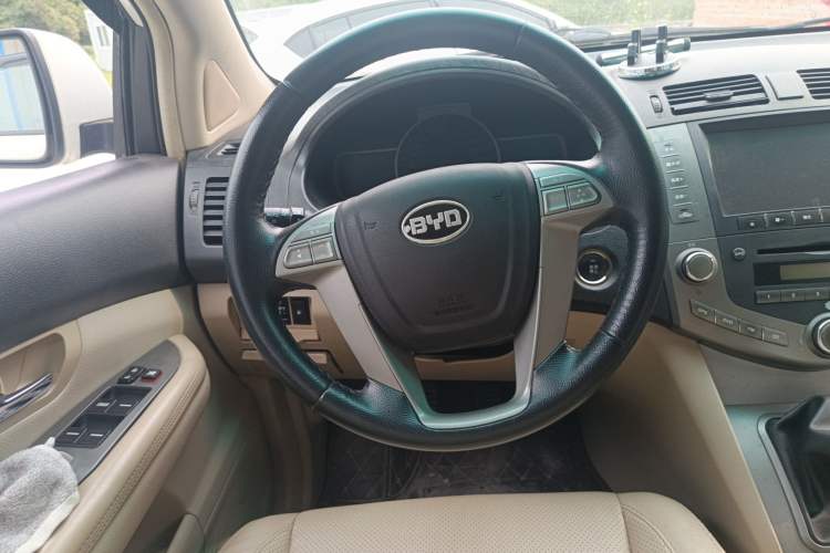 Used BYD S6 2014 2.0L Manual Luxury 5-Seater